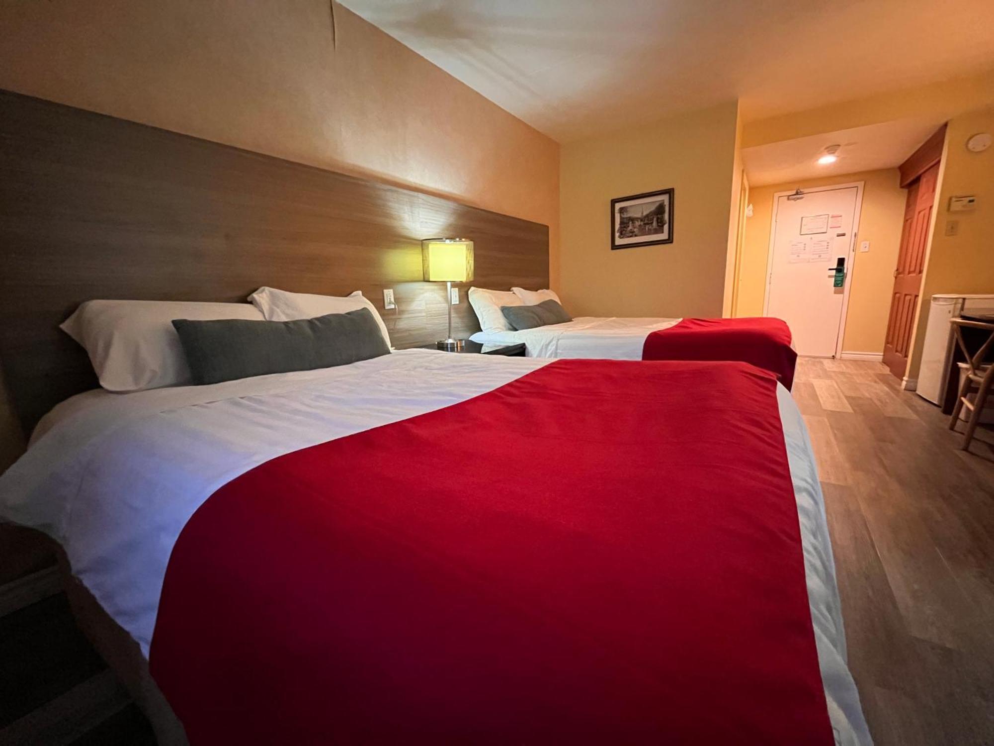 Hotel Cowansville Стая снимка