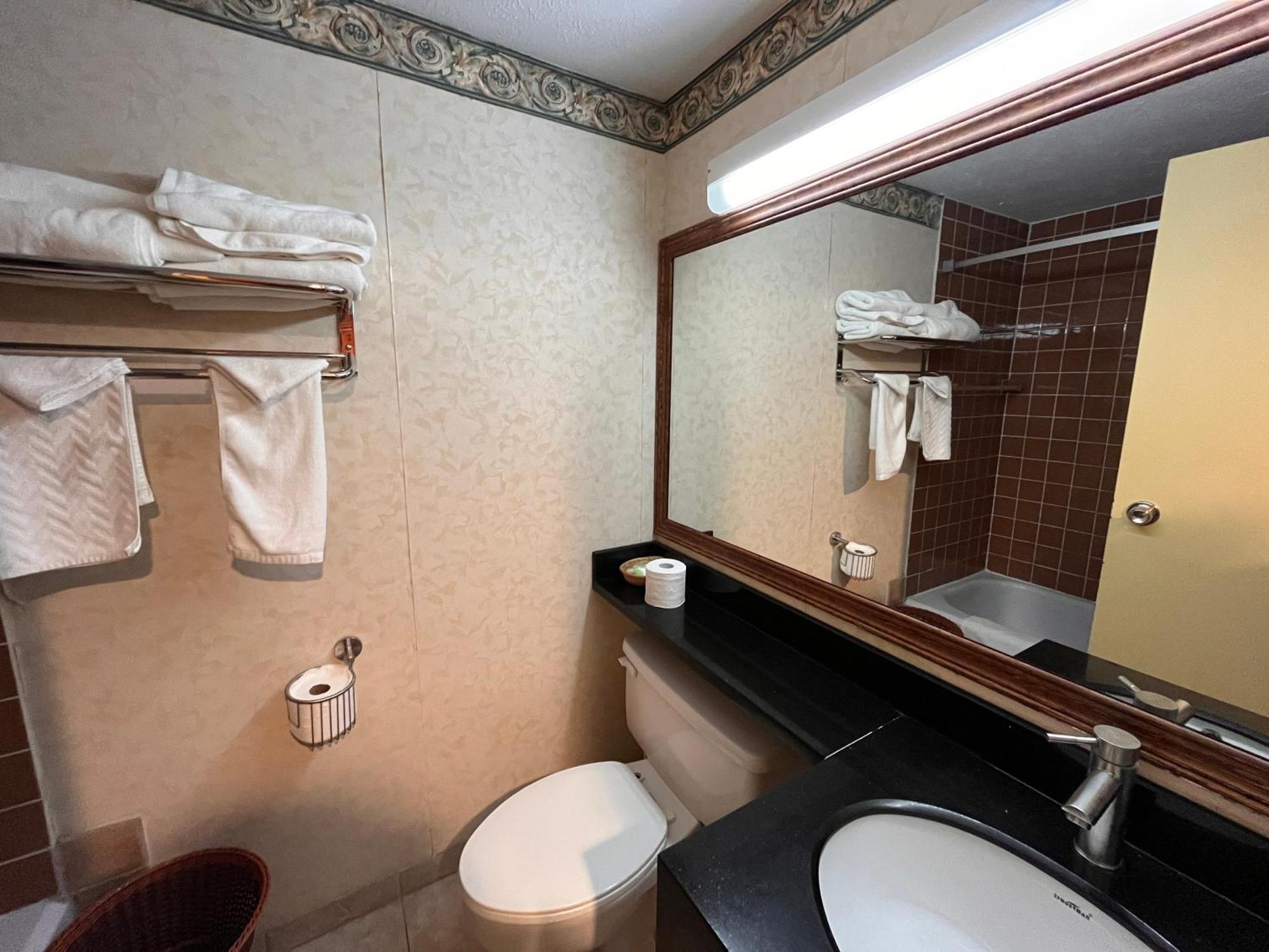 Hotel Cowansville Стая снимка