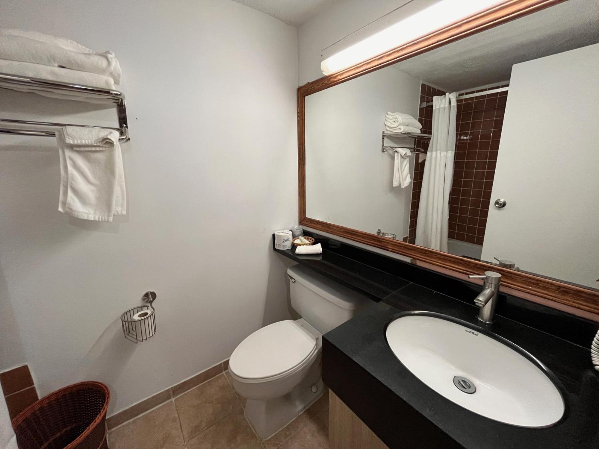 Hotel Cowansville Стая снимка