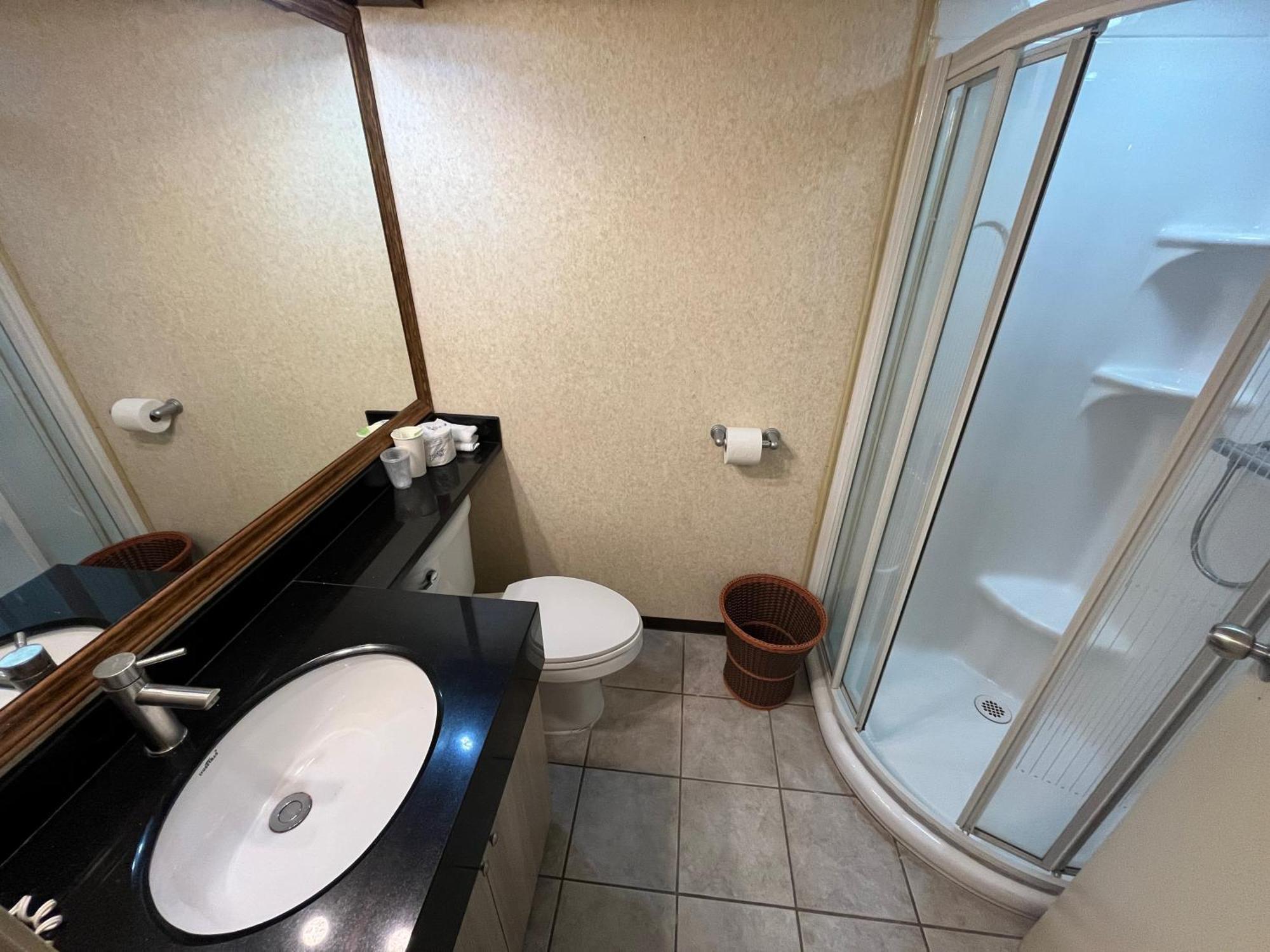 Hotel Cowansville Стая снимка